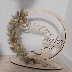 Flowerhoop met 1 naam en een figuurtje onderaan 