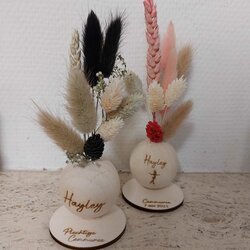 Vaasje met droogbloemen en gravure