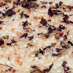 Grof Himalaya zout met rozenblaadjes  (500gr)