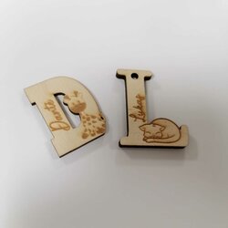 Houten letter labeltje met diertje