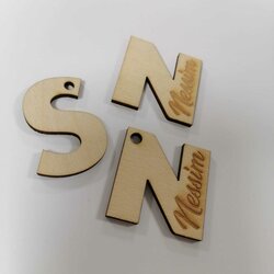 Houten letter labeltje met naam