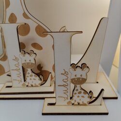 Houten letter op staandertje met diertje