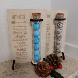 Staandertje mijn peter met tube gevuld met bollen