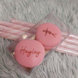 2 macarons in een doosje