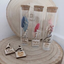 Tube met figuurtje en droogbloemen