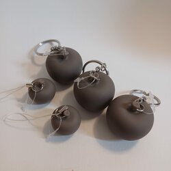 3 Sleutelhanger en 2 gsm hanger pom taupe (set)