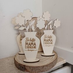 Vaasje met bloemen in het hout 