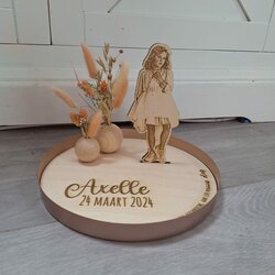 Plateau met silhouetten en vaasjes droogbloemen 